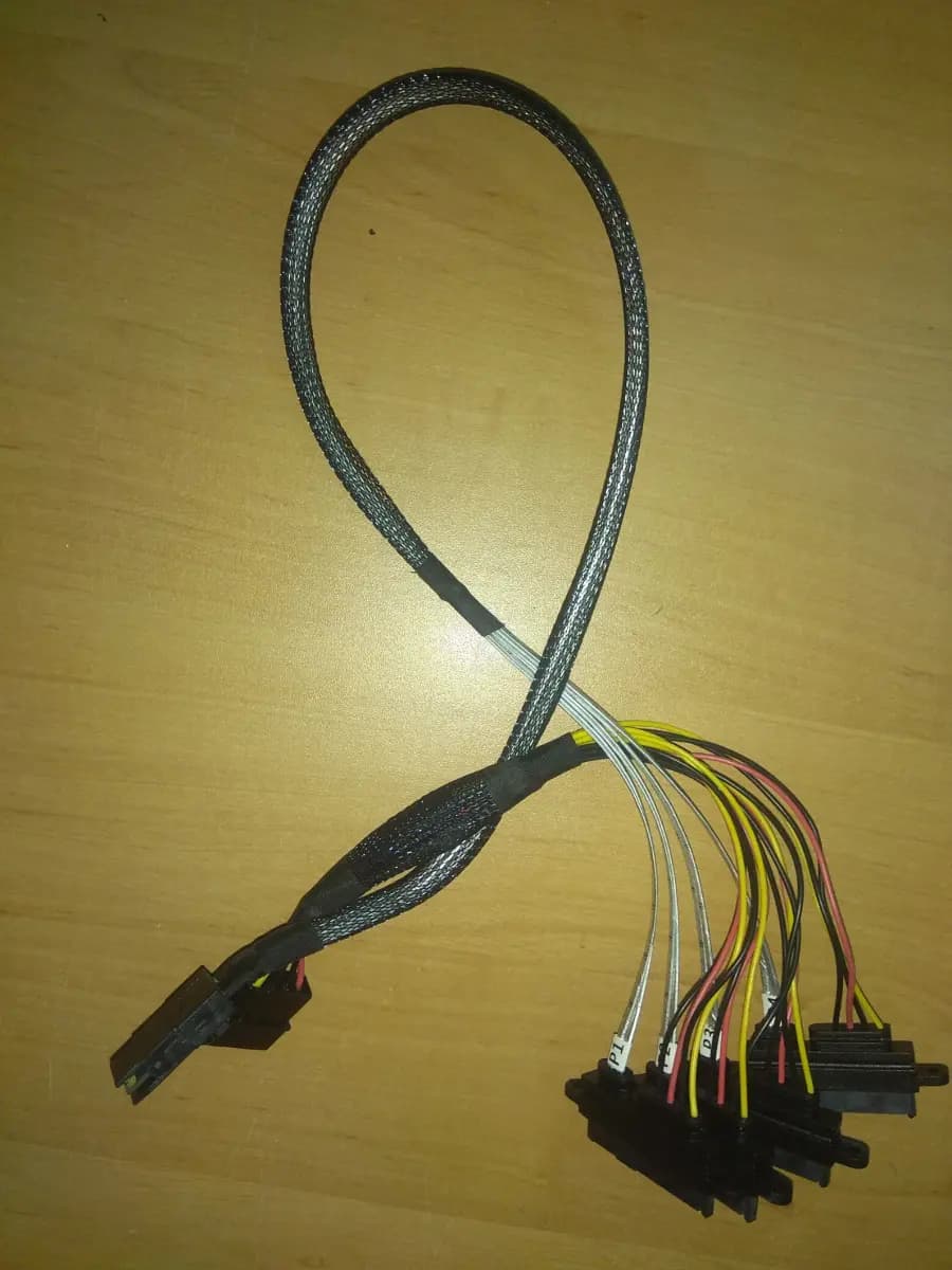Фото к отзыву на Кабель MiniSas SFF-8087 → 4х SFF-8482 SAS with 1 Molex, 60 см