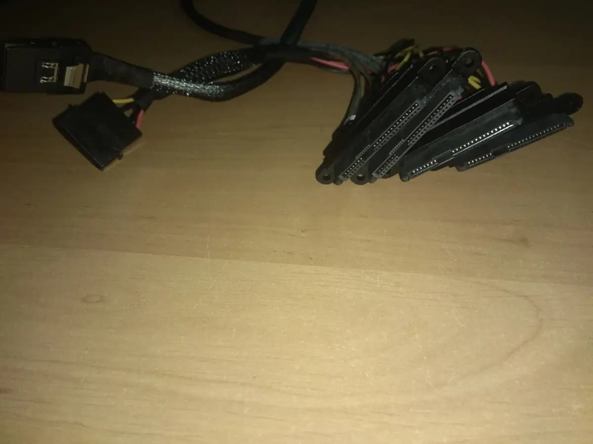 Фото к отзыву на Кабель MiniSas SFF-8087 → 4х SFF-8482 SAS with 1 Molex, 60 см