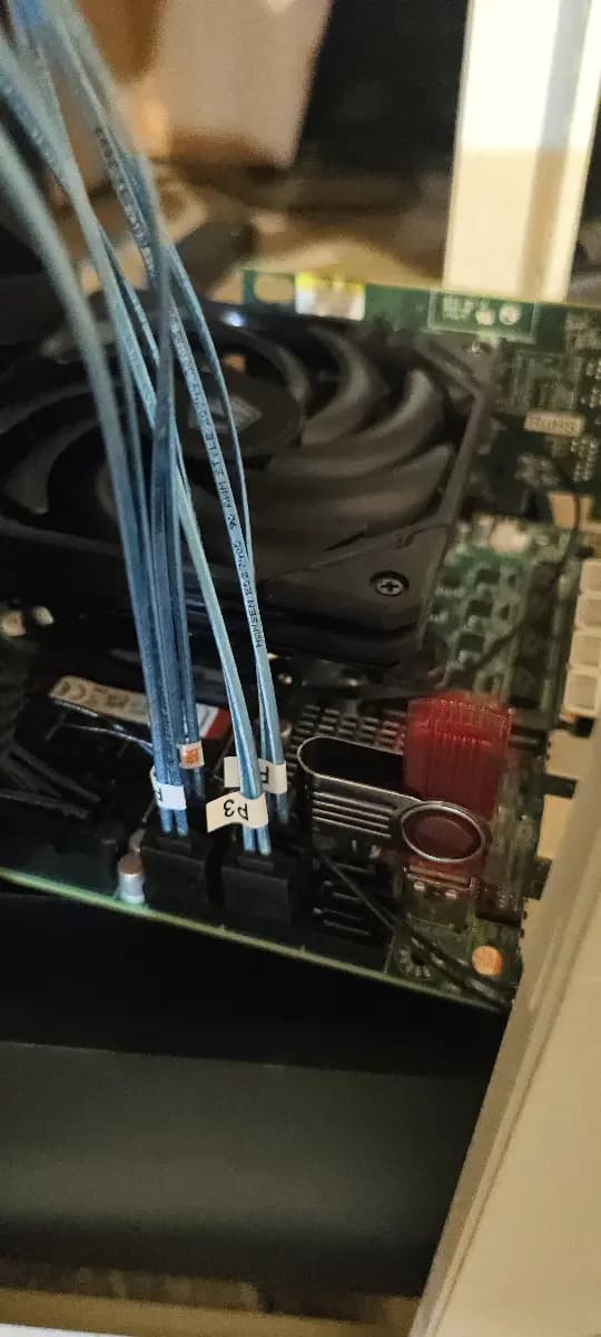 Фото к отзыву на Кабель обратный 4 SATA → SFF-8643 Reverse, 80 см