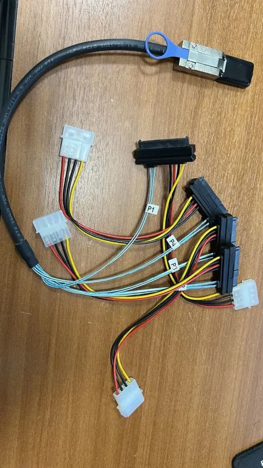 Фото к отзыву на Кабель SFF-8088 → 4x SFF-8482 SAS 15-Pin Molex, 1 м